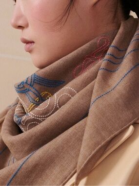 Holiday price drop Brand new Brides de Gala Brode au Fil scarf 90